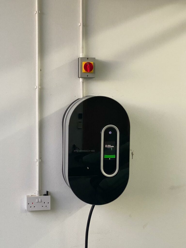 117a5688-5d45-4839-b890-6e72ee37781b Wall mounted charger